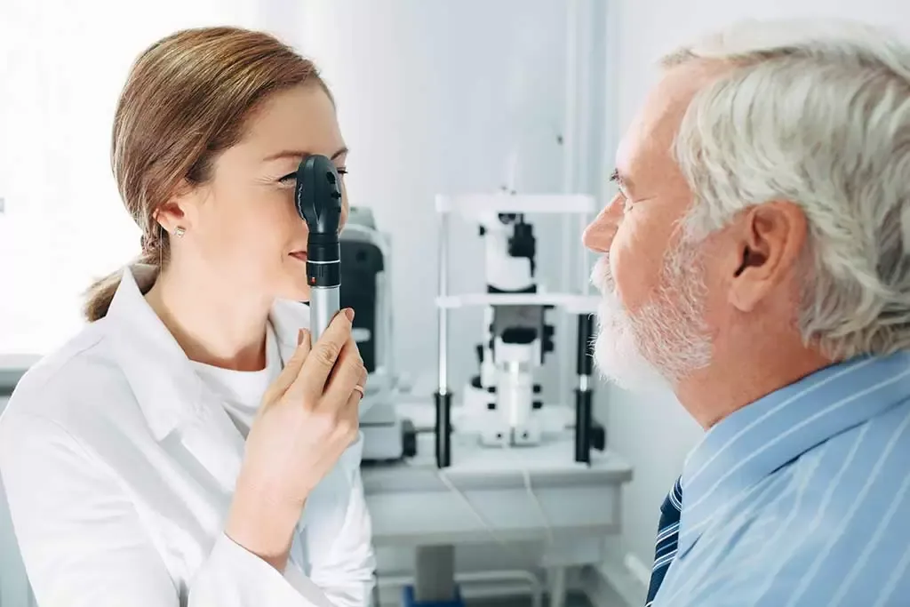 How Optometrists Help Seniors Maintain Vision